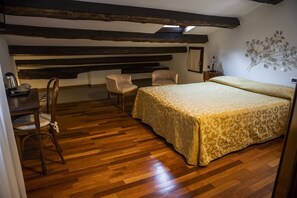 Economy Double Room | Hypo-allergenic bedding, soundproofing, cribs/infant beds, free WiFi - Locanda Art Deco' (Venice)