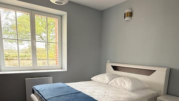 Iron/ironing board, bed sheets