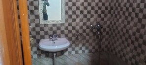 Ducha, artículos de higiene personal gratuitos, toallas y jabón