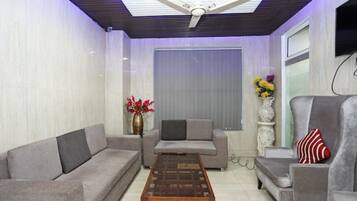 تلفزيون بشاشة مسطحة بحجم 32-بوصة يعرض قنوات تلفزيونية باشتراك مدفوع