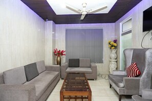 32-tommers fladskærms-tv med kabelkanaler