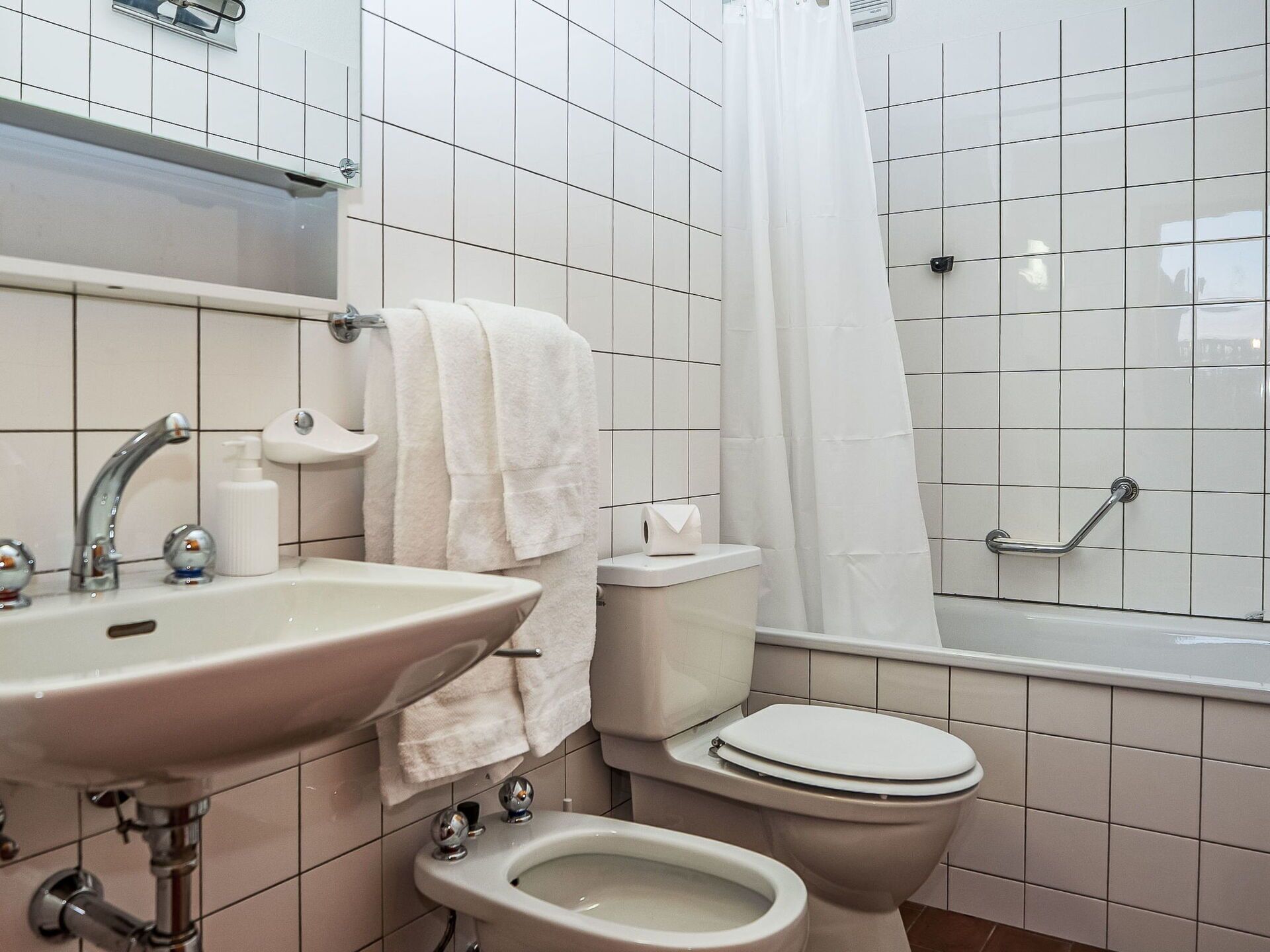 Bathroom, Toilet Seat, Plumbing Fixture, Toilet, Bathroom Sink, Flooring, Interior Design, Sink, Floor, Plumbing