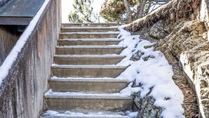Betongänge im Freien mit Schneematsch.