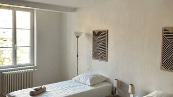 6 habitaciones, tabla de planchar con plancha, wifi y ropa de cama