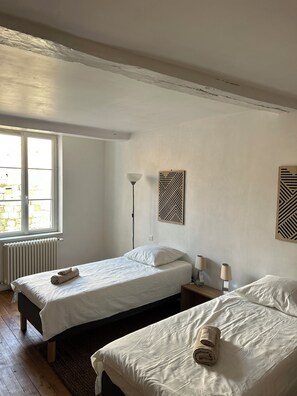 6 chambres, fer et planche à repasser, Wi-Fi, draps fournis