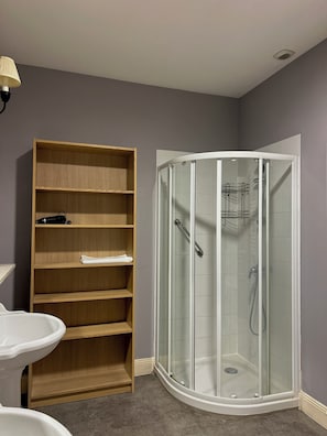 Hair dryer, towels, toilet paper - Center Condom, spacious character house for 14 people. (Condom)