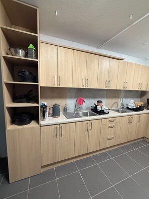 Shared kitchen - HOSTEL PULSE (Warsaw)