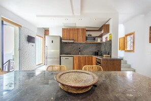 Sebuah peti sejuk di kawasan bersama 