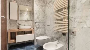 Dusche, Bidet, HandtĂŒcher