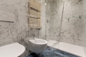 Shower, bidet, towels