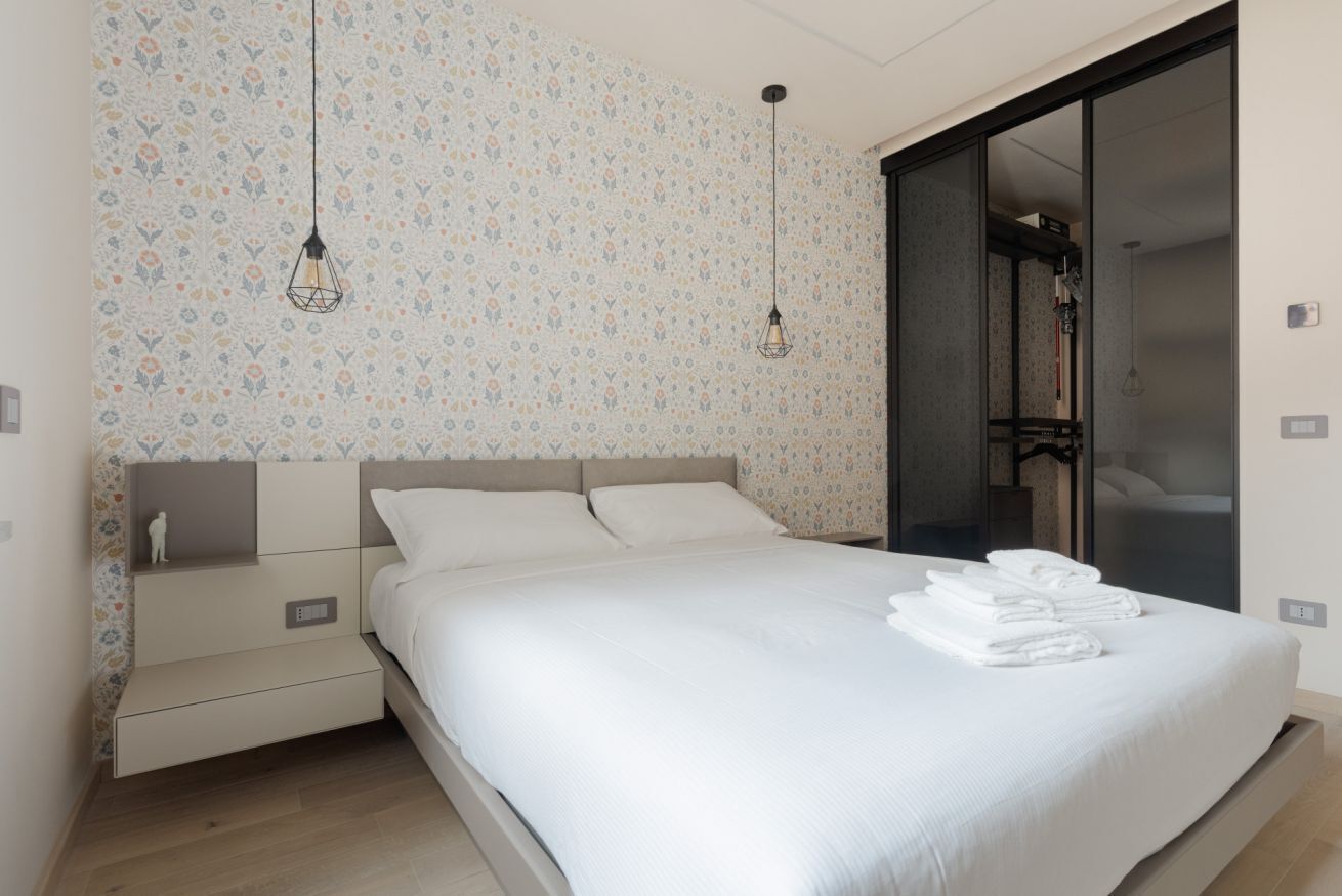 1 chambre, fer et planche à repasser