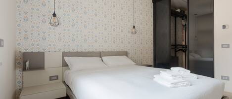 1 chambre, fer et planche à repasser