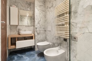 Shower, bidet, towels