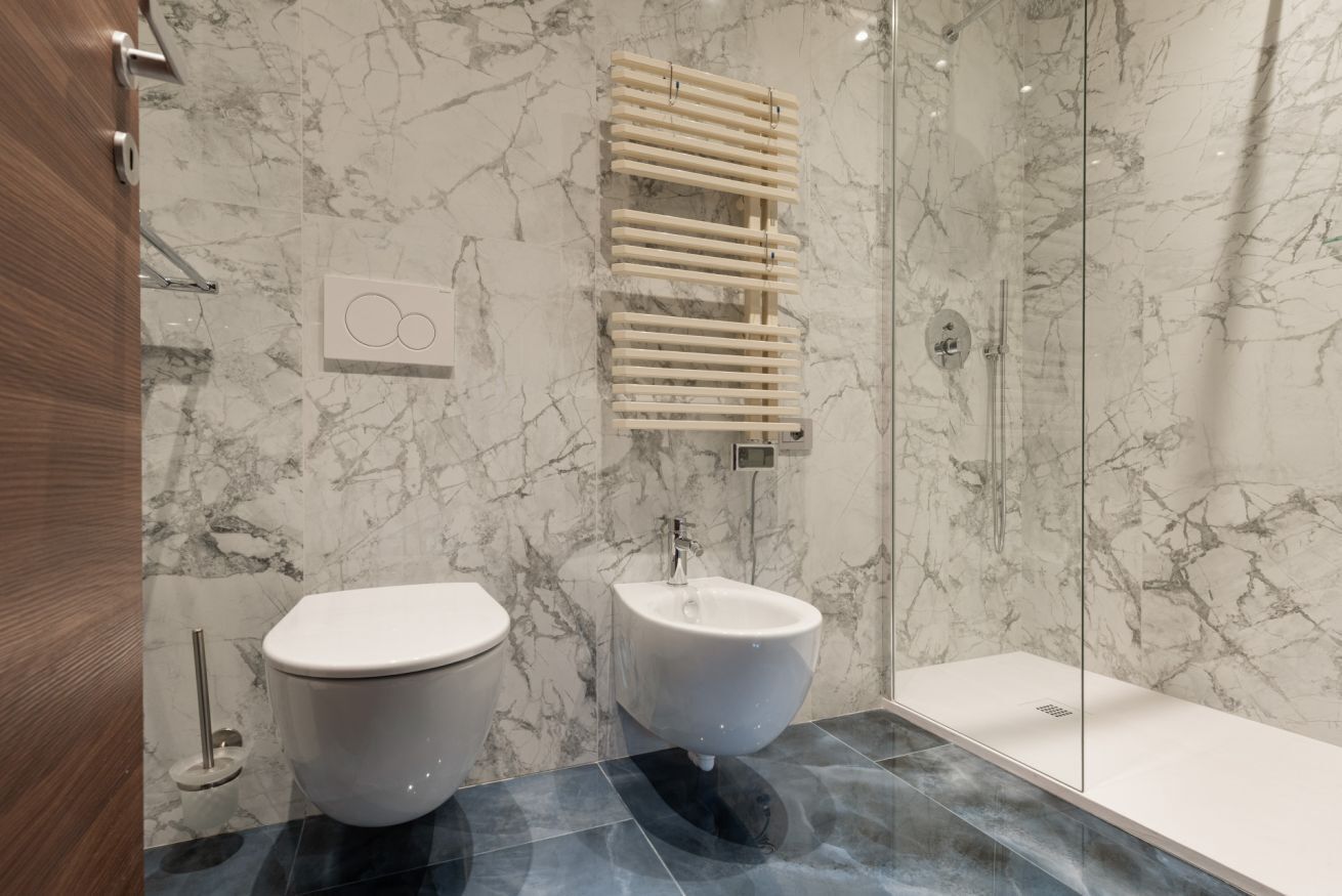 Dusche, Bidet, Handtücher