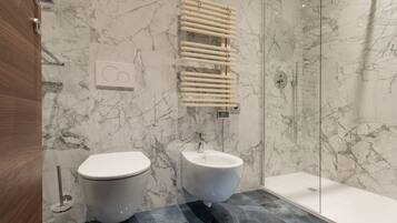 Dusche, Bidet, Handtücher