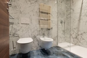 Dusche, Bidet, Handtücher