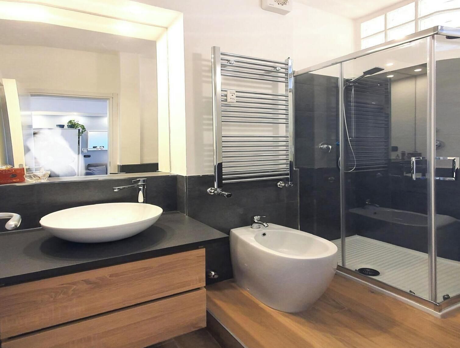 Dusche, Haartrockner, Bidet, Handtücher