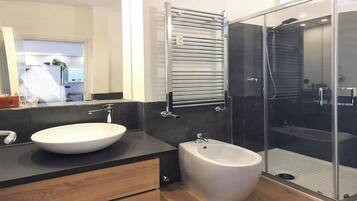 Dusche, Haartrockner, Bidet, Handtücher