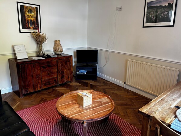 Classic Apartment | Living area - Byways Apartments (Salisbury)