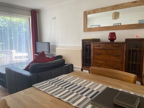 Deluxe Apartment | Living area - Byways Apartments (Salisbury)