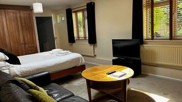 Classic Apartment | Iron/ironing board, free WiFi