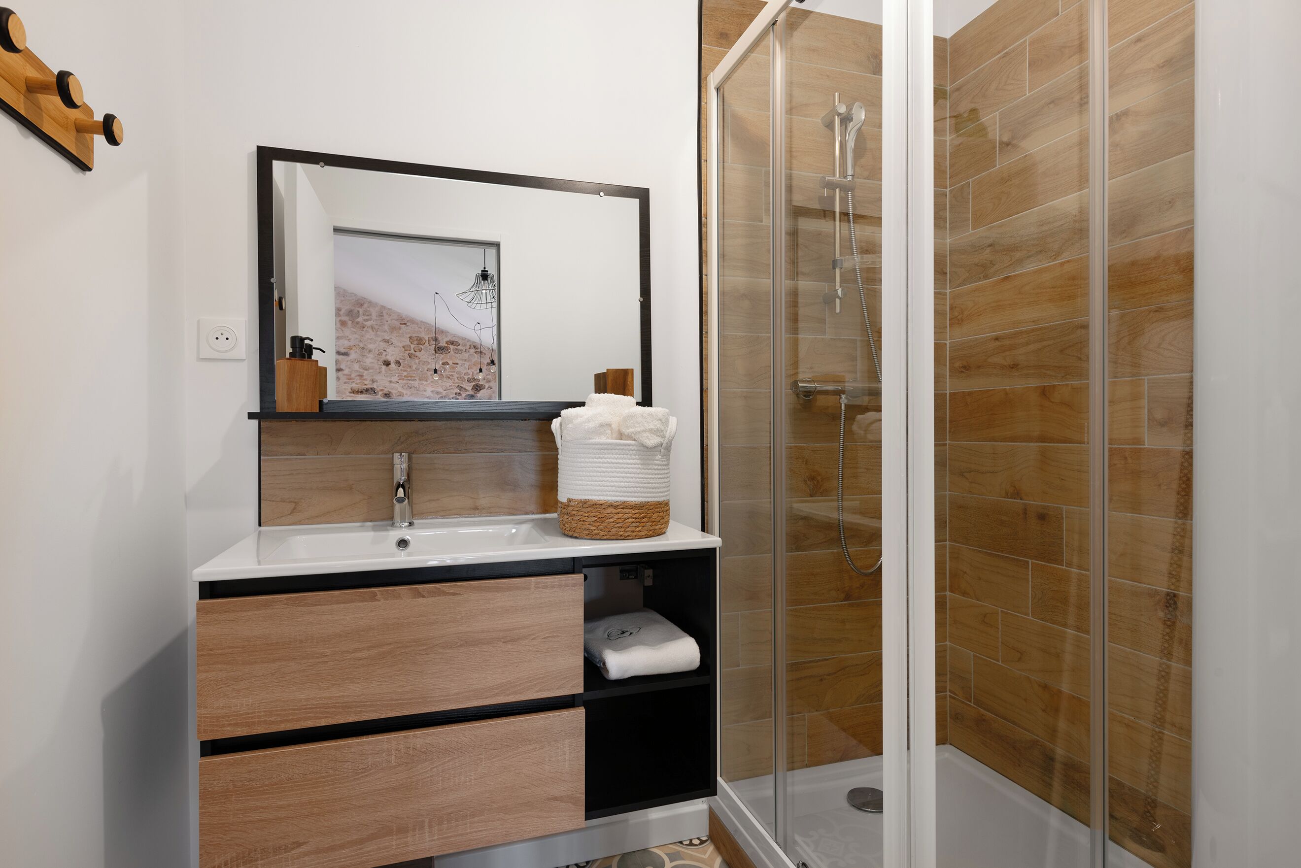 Shower, hair dryer, toilet paper