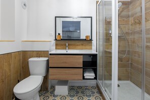 Chuveiro, secador de cabelo, papel higiênico 