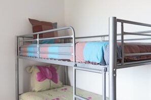 3 quartos, ferros/tábuas de passar roupa, berço de viagem
