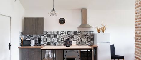 Frigorifero, microonde, forno, piano cottura