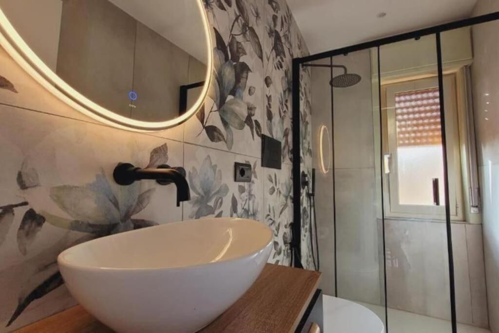Douche, sèche-cheveux, bidet, serviettes fournies