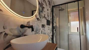 Shower, hair dryer, bidet, towels