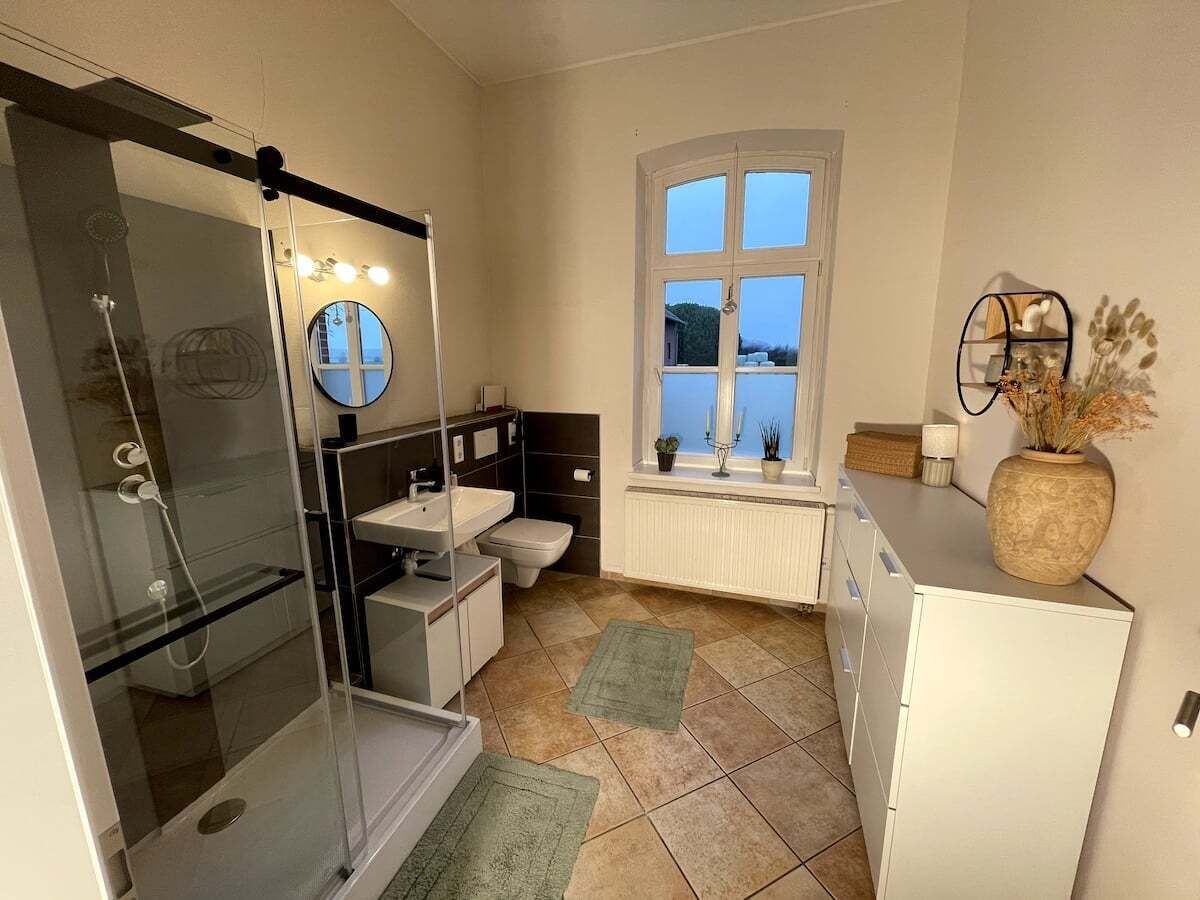 Douche, articles de toilette écologiques, sèche-cheveux