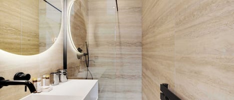 Douche, séchoir à cheveux, serviettes fournies, savon