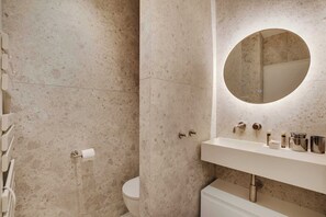 Shower, hair dryer, towels, soap - Amazing 2-bedroom apartment with AC in lively Paris (Paris)