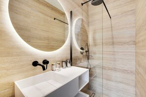 Shower, hair dryer, towels, soap - Amazing 2-bedroom apartment with AC in lively Paris (Paris)