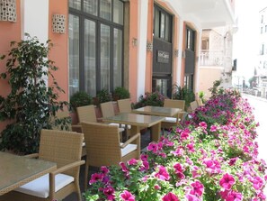 Outdoor dining - CAPORAL (MINORI)