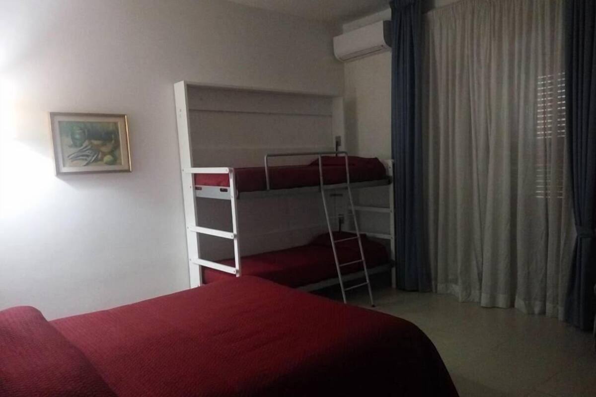 Habitación cuádruple básica, balcón | Escritorio, tabla de planchar con plancha y wifi gratis 