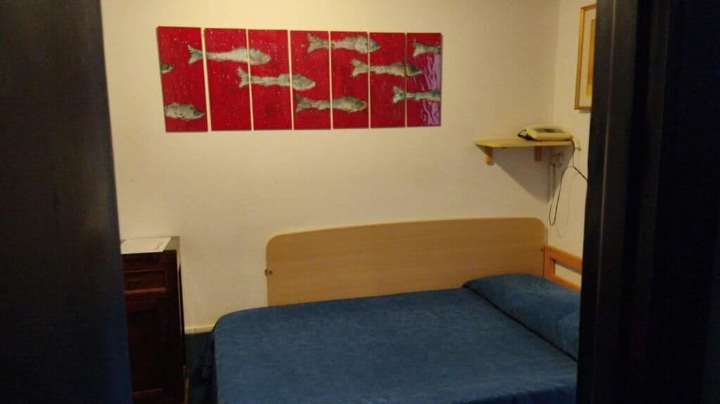 Escritorio, tabla de planchar con plancha y wifi gratis 