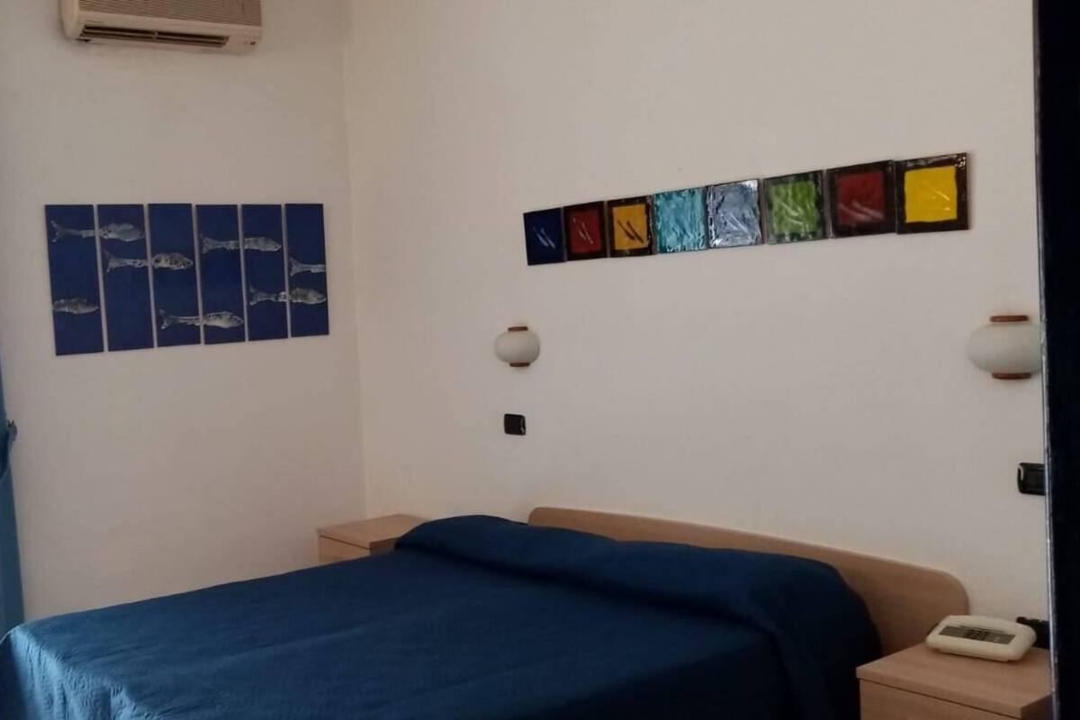 Escritorio, tabla de planchar con plancha y wifi gratis 