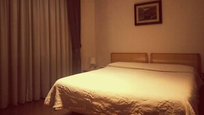 Habitación básica con 1 cama doble o 2 individuales, balcón | Escritorio, tabla de planchar con plancha, wifi gratis