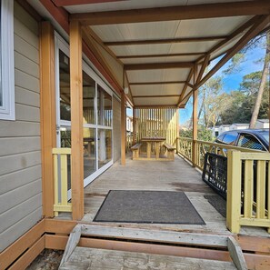 Exterior detail - Chalet CAMPING Kabana Village Saint Hilaire de Riez, Pets welcome. (Saint-Hilaire-de-Riez)