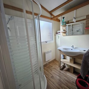 Shower - Chalet CAMPING Kabana Village Saint Hilaire de Riez, Pets welcome. (Saint-Hilaire-de-Riez)