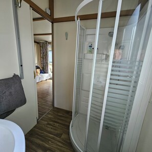Shower - Chalet CAMPING Kabana Village Saint Hilaire de Riez, Pets welcome. (Saint-Hilaire-de-Riez)
