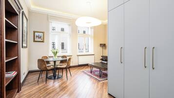 Apartamento clásico | Zona de estar | Una Smart TV