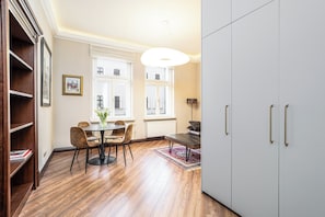 Classic Apartment | Living area | Smart TV - RentPlanet - Apartamenty Stawowa (Katowice)
