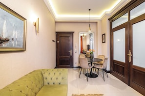 City Apartment | Living room | Smart TV - RentPlanet - Apartamenty Stawowa (Katowice)
