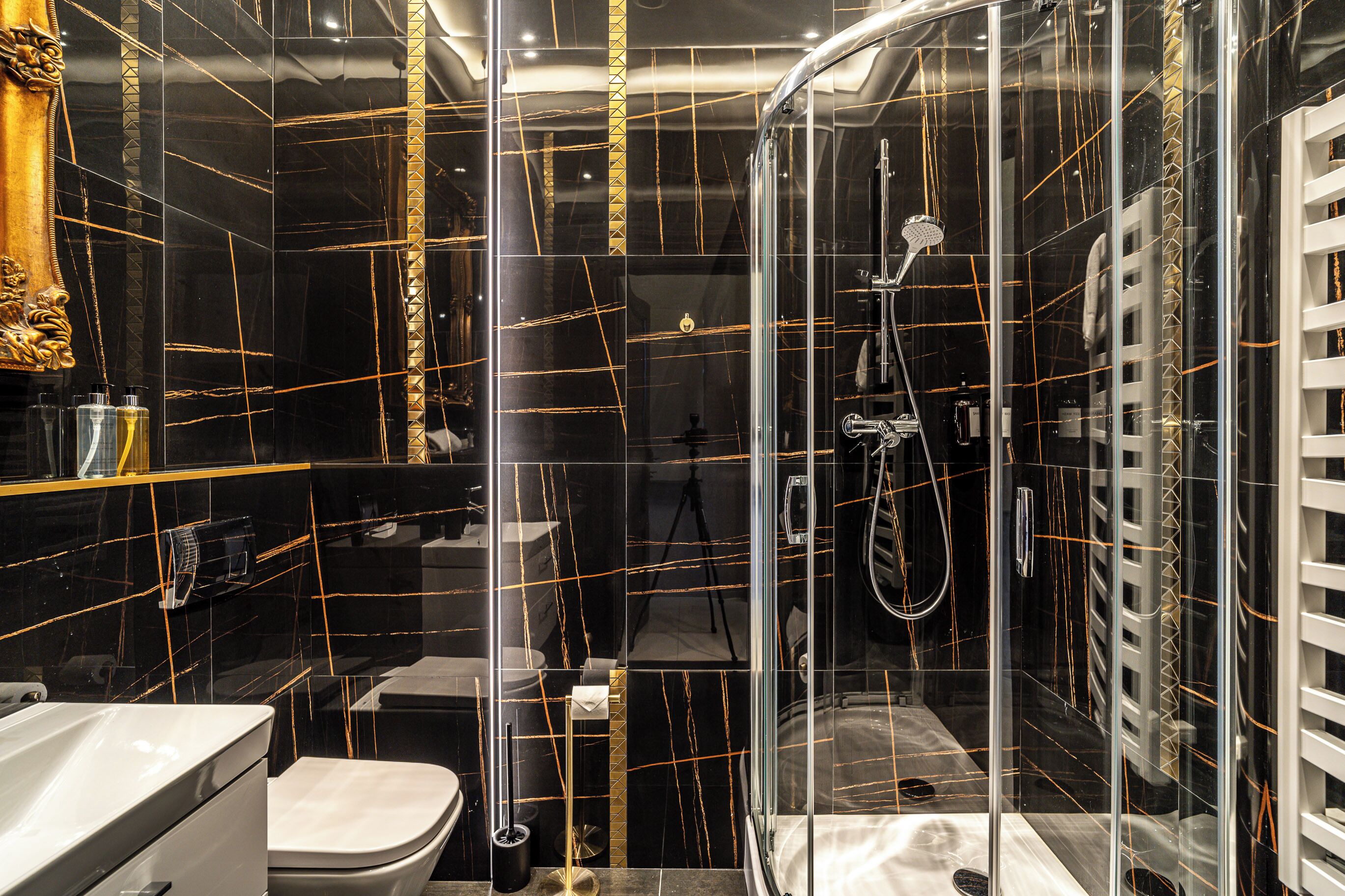 Apartemen Kota | Kamar mandi | Handuk, sabun, sampo, dan tisu toilet