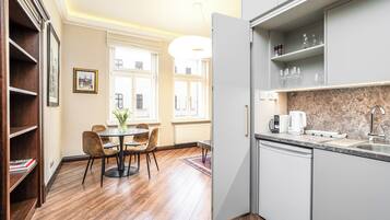 Klassiek appartement | Privékitchenette | Een koelkast, een koffiezetapparaat/waterkoker, een waterkoker