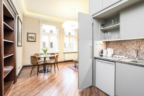 Klassiek appartement | Privékitchenette | Een koelkast, een koffiezetapparaat/waterkoker, een waterkoker