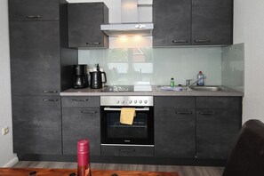 Fridge, oven, stovetop, coffee/tea maker - The Lodge I - cozy vacation apartment with garden (Büsum)